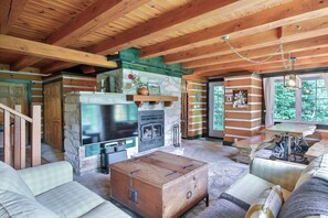 Smart TV, fireplace - Chalet LeSuisse-Beautiful Mountain Views, Spa, Nature (Saint-Alexis-des-Monts)