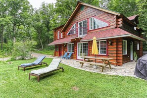 Outdoor dining - Chalet LeSuisse-Beautiful Mountain Views, Spa, Nature (Saint-Alexis-des-Monts)