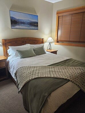 2 slaapkamers, een strijkplank/strijkijzer, gratis wifi, beddengoed