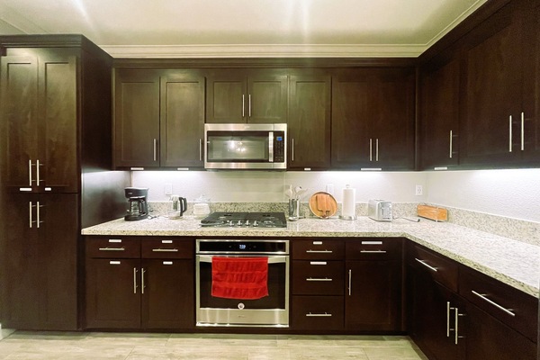 Køleskab, mikrobølgeovn, ovn, kogeplade