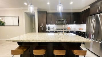 Geladeira, micro-ondas, fogão, cooktop