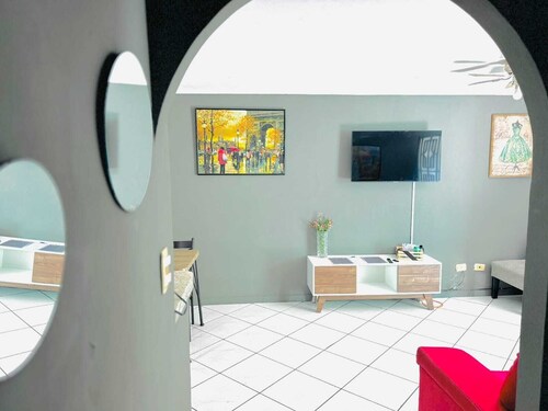 Spacious 3-bedroom apartment with WiFi, AC in brilliant San Salvador.
