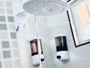 Dusche, Handtücher, Seife, Toilettenpapier
