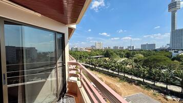 Estudio, balcón, vista parcial al mar | Terraza o patio