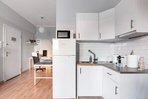 Fridge, oven, coffee/tea maker, electric kettle