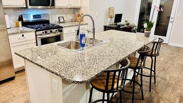 Geladeira, micro-ondas, fogão, cooktop