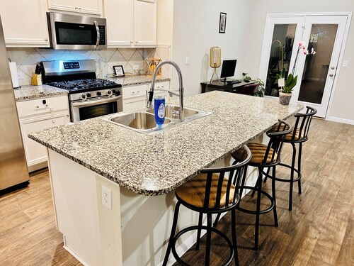 4BR retreat: 15m from Downtown and the Domain 