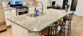 4BR retreat: 15m from Downtown and the Domain 