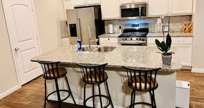 4BR retreat: 15m from Downtown and the Domain