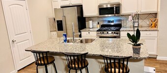 4BR retreat: 15m from Downtown and the Domain
