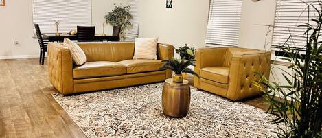 Una Smart TV, un futbolín, una mesa de tenis de mesa