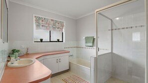 Douche, sèche-cheveux, serviettes fournies