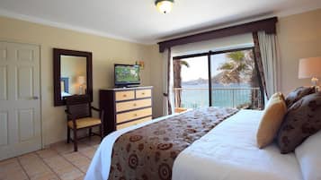 Cofres nos quartos, escrivaninha, espaço de trabalho para notebook