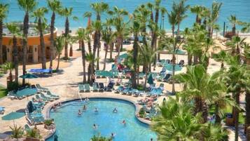 2 albercas al aire libre, sombrillas en la alberca y camastros