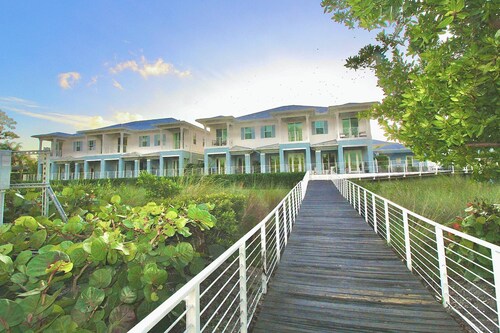 Manatee Isle New Build - Waterfront Home - Private Boat Dock & Lift - Community Pool.