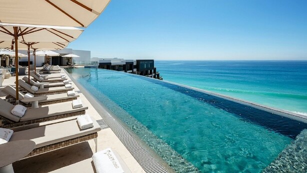 Una piscina al aire libre, una piscina climatizada
