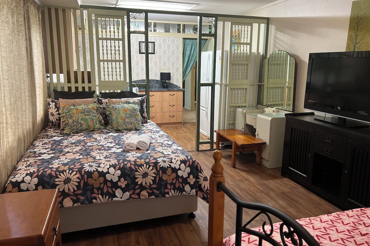 Casa, vista al jardín | 1 habitación, tabla de planchar con plancha y wifi gratis