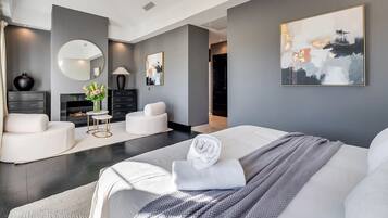 5 bedrooms, iron/ironing board, Internet, bed sheets