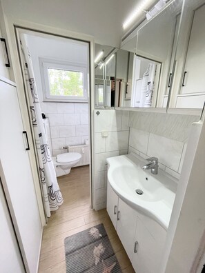 Dusj, hårføner, såpe og toalettpapir