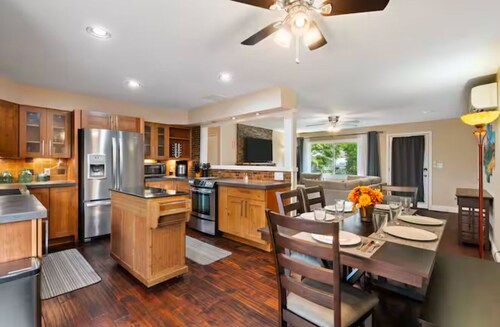 Charming 2 Bedroom Top Floor Duplex In Heart of Washougal 