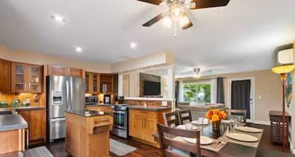 Charming 2 Bedroom Top Floor Duplex In Heart of Washougal