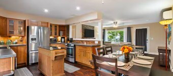 Charming 2 Bedroom Top Floor Duplex In Heart of Washougal