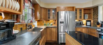 Charming 2 Bedroom Top Floor Duplex In Heart of Washougal