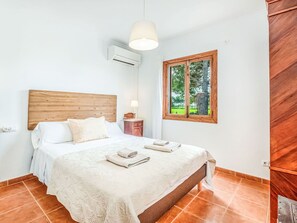 3 bedrooms, desk, internet