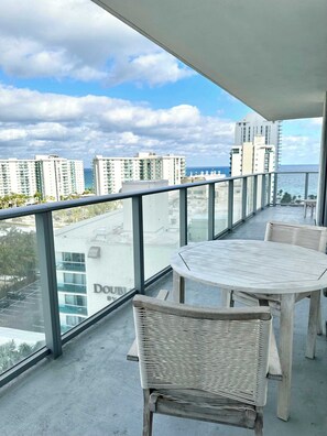 Outdoor dining - Corner Modern Ocean View Low Floor (Hollywood)