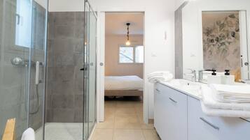 Een douche, een haardroger, handdoeken, zeep