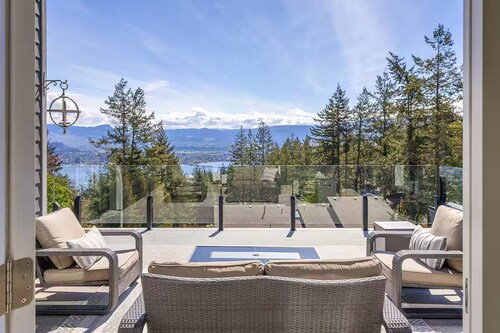 Luxury Home With a View!