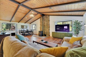 TV connectée, cheminée, baby-foot, livres