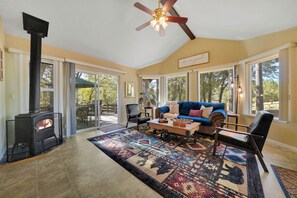 Smart TV, lareira, pebolim, livros