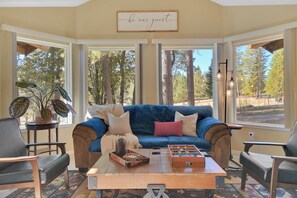 TV connectée, cheminée, baby-foot, livres