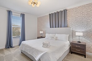 5 chambres, bureau, fer et planche à repasser, lit parapluie