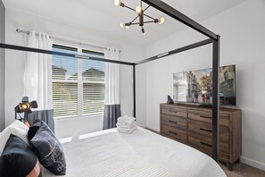 5 bedrooms, desk, iron/ironing board, travel cot - Chic 5Bed Retreat, Perfect for Family Getaways (Davenport)