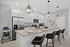 Fridge, microwave, oven, stovetop - Amazing 6Bed Home in Solara, Fun for All (Kissimmee)