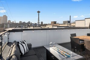 Outdoor dining - Rooftop~Space Needle & Seattle Views~Walkable (Seattle)