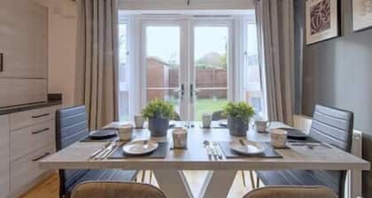 Modern 4-Bed Edinburgh House with Private Parking at City Centre