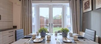 Modern 4-Bed Edinburgh House with Private Parking at City Centre