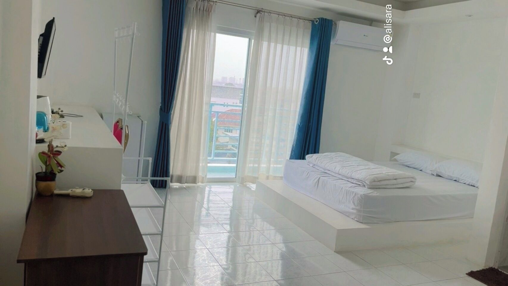 مكتب ومساحة عمل للكمبيوتر المحمول وستائر تعتيم ومكواة/لوح كي