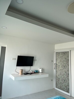 双人房, 阳台, 城市景观 | 办公桌、笔记本电脑工作区、遮光窗帘、熨斗/熨板