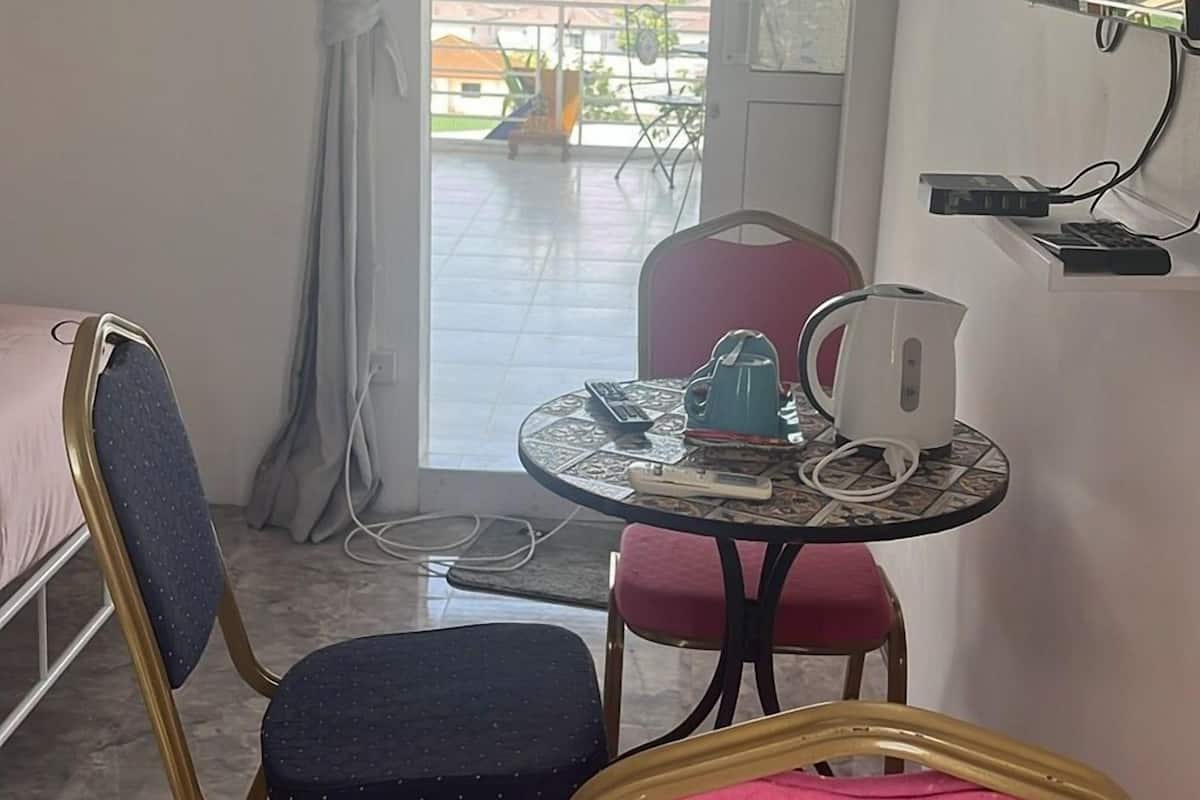 Schreibtisch, laptopgeeigneter Arbeitsplatz, Verdunkelungsvorhänge