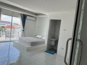 Habitación doble, balcón, vistas a la ciudad | Escritorio, espacio para trabajar con un portátil, cortinas opacas