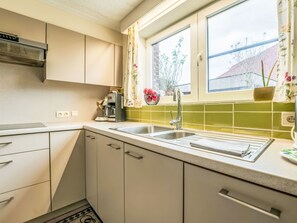 Kjøleskap, mikrobølgeovn, oppvaskmaskin og brødrister