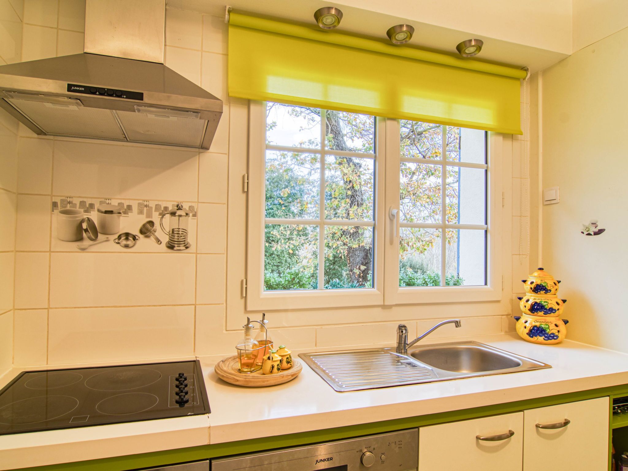 Een koelkast, een microgolfoven, een oven, een vaatwasser