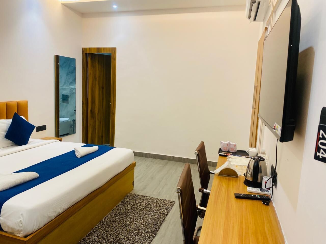 Klassieke driepersoonskamer | Een bureau, een laptopwerkplek, geluiddichte muren, gratis wifi