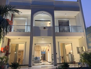 Fachada de la propiedad por la tarde o noche