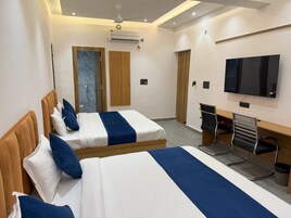 Classic Quadruple Room | Desk, laptop workspace, soundproofing, free WiFi