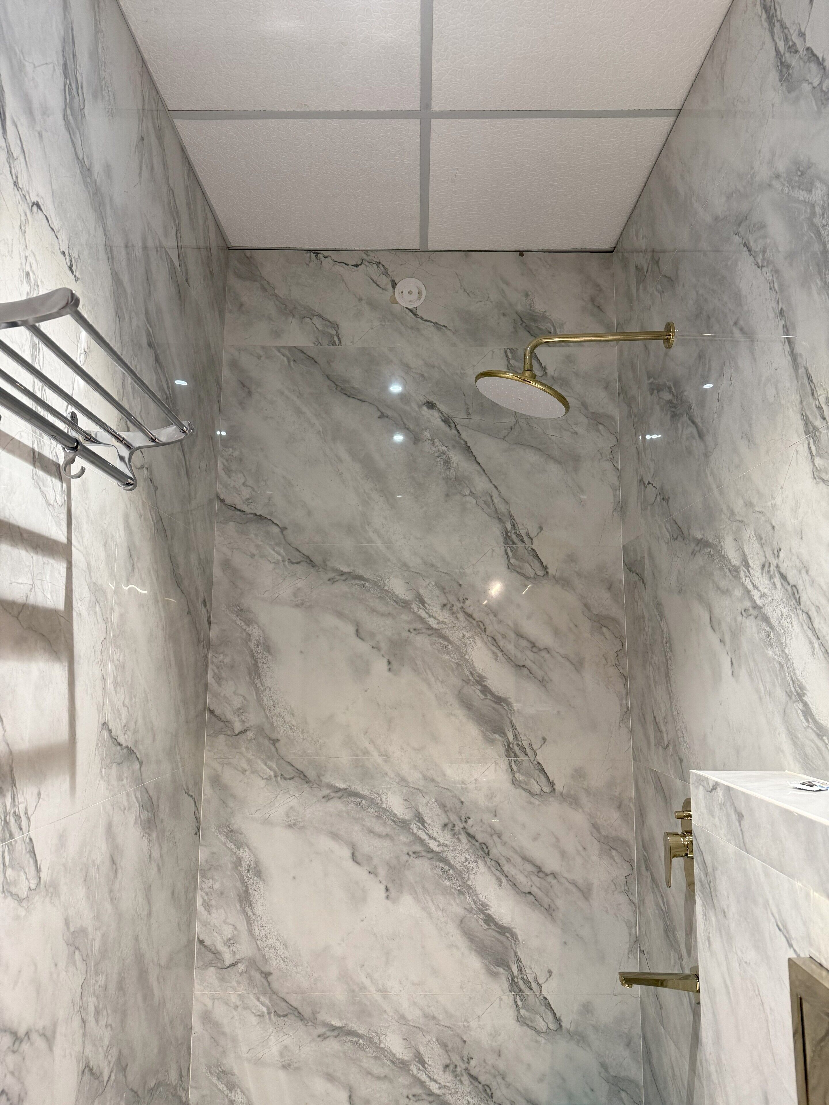 Classic Quadruple Room | Bathroom | Shower, free toiletries, hair dryer, slippers